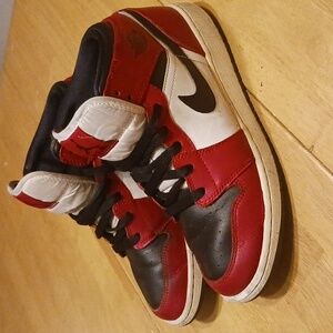 Air Jordan 1 Vintage Retro OG. Red and Black. Size 6y